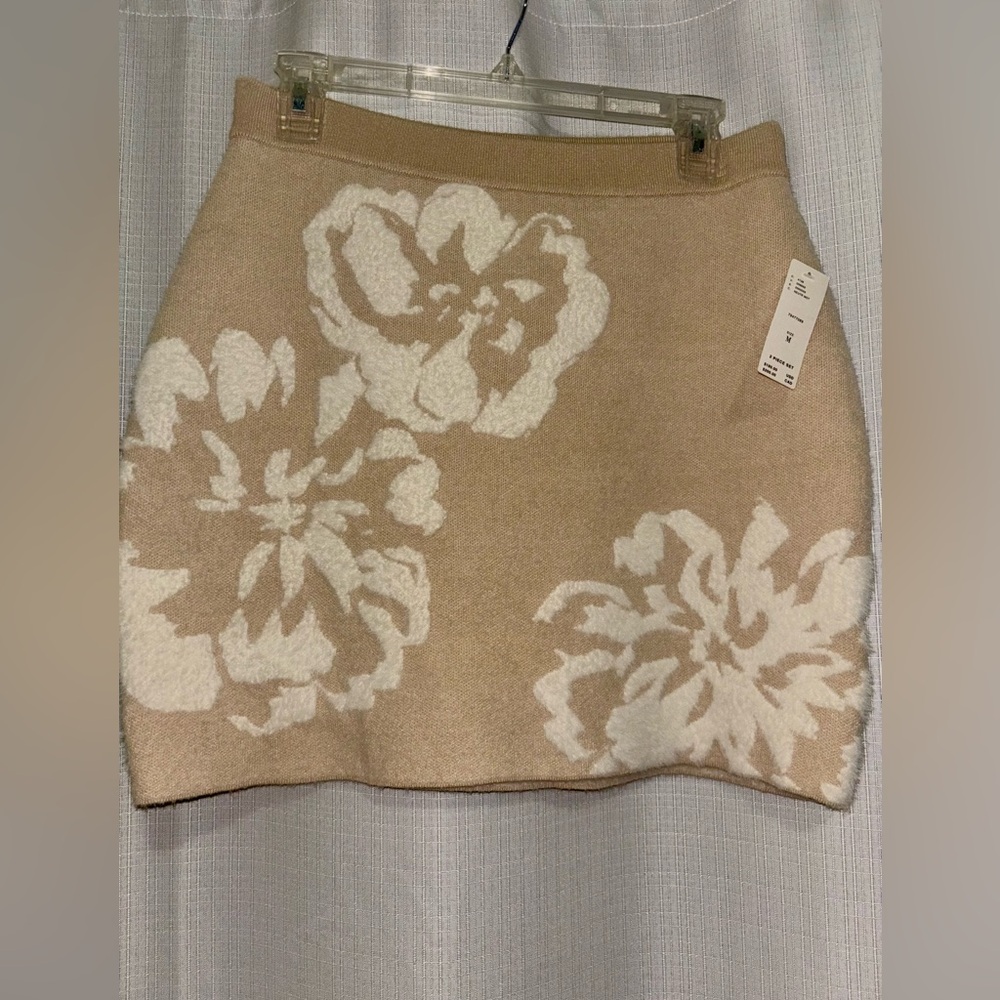 NWT Anthropologie Floral Beige and White Women's Skirt size medium